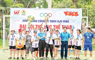 Đại diện Công đoàn Các khu công nghiệp tỉnh Vĩnh Phúc chúc mừng giải thể thao Công ty Uju Vina. 