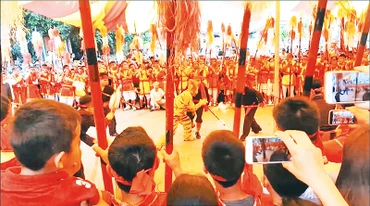 Trò chơi đánh Bệt diễn ra hấp dẫn, sôi động trong Lễ hội đền Sượt.