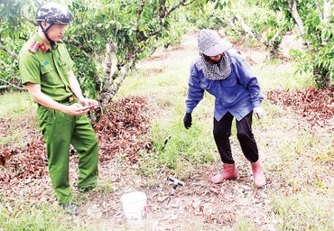 Công an xã Mỹ An, huyện Lục Ngạn (Bắc Giang) phát hiện, ngăn chặn người dân kích điện bắt giun đất. (Ảnh NGUYÊN HƯỞNG)