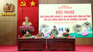 Đồng chí Đại tá Đặng Trọng Cường, Giám đốc Công an tỉnh Ninh Bình điều hành phần nội dung đối thoại.