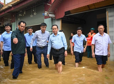 [Ảnh] Chủ tịch Quốc hội Trần Thanh Mẫn kiểm tra công tác khắc phục hậu quả bão số 3 tại tỉnh Thái Nguyên