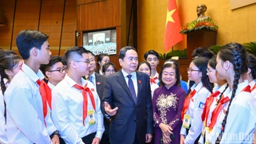Chủ tịch Quốc hội Trần Thanh Mẫn trao đổi với các đại biểu dự Phiên họp giả định “Quốc hội trẻ em”.