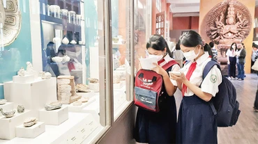 Học sinh tham quan Bảo tàng Lịch sử Thành phố Hồ Chí Minh.