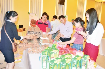 Nhiều sản phẩm OCOP của tỉnh Quảng Ngãi bán trên sàn thương mại điện tử.
