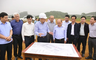 Đồng chí Bùi Đức Hinh (thứ năm từ phải sang) chỉ đạo thực hiện Dự án Nhà máy Dệt kim tại xã Thanh Hối, huyện Tân Lạc, tỉnh Hòa Bình. (Ảnh LÊ CHUNG) 