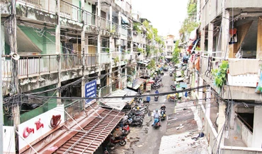 Chung cư Nguyễn Thiện Thuật (Quận 3) xây dựng cách đây 45 năm nay đã xuống cấp, tiềm ẩn nhiều nguy cơ về cháy nổ. (Ảnh THẾ ANH)