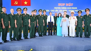 Các đại biểu chụp ảnh lưu niệm tại buổi họp mặt. 