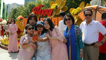 Khách vui xuân tại Đường hoa Nguyễn Huệ Tết Ất Tỵ 2025. (Ảnh: Thế Anh)
