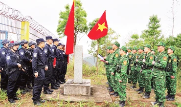 Cán bộ, chiến sĩ Đồn Biên phòng Ba Sơn, Cao Lộc, Lạng Sơn (Việt Nam) phối hợp với Đại đội quản lý biên giới Ninh Minh, Quảng Tây (Trung Quốc) tiến hành hoạt động kiểm tra cột mốc biên giới.