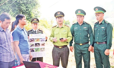 Cán bộ Chi cục Kiểm lâm, Bộ đội Biên phòng tỉnh Điện Biên tuyên truyền các biện pháp phòng, chống cháy rừng, bảo vệ rừng đến nhân dân bản Pa Thơm, bản Na Luông.