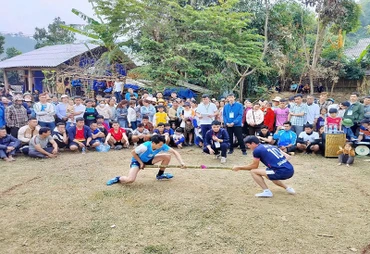 Bà con các dân tộc xã Na Mèo, huyện Quan Sơn, tỉnh Thanh Hóa tham gia các trò chơi dân gian tại Ngày hội Biên phòng toàn dân năm 2025. (Ảnh VIẾT LAM)
