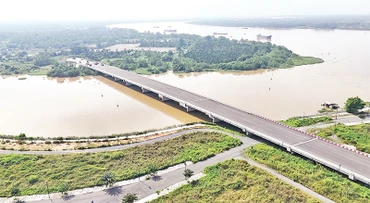 Cầu Vàm Cái Sứt được đầu tư gần 400 tỷ đồng trên Hương lộ 2 đã hoàn thành nhưng không có đường kết nối.