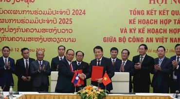 Đồng chí Lương Tam Quang, Ủy viên Bộ Chính trị, Bộ trưởng Công an Việt Nam và đồng chí Vilay Lakhamphong, Ủy viên Bộ Chính trị, Phó Thủ tướng, Bộ trưởng Công an Lào ký hợp tác giữa Bộ Công an hai nước. (Ảnh KHỔNG HÀ)