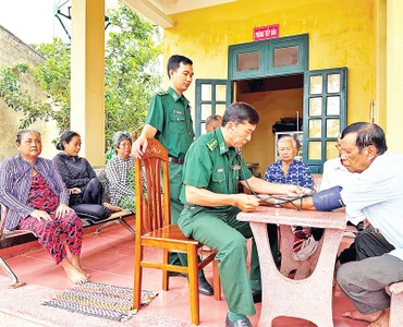 Bộ đội biên phòng tỉnh Sóc Trăng khám bệnh, phát thuốc miễn phí cho người dân vùng biển.