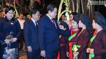 Chủ tịch Quốc hội Trần Thanh Mẫn với các cháu thiếu nhi tại Khu Di tích Quốc gia đặc biệt Đền Đô.