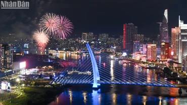 Màn pháo hoa rực rỡ chào mừng Kỷ niệm 50 năm Ngày Giải phóng miền nam, thống nhất đất nước.