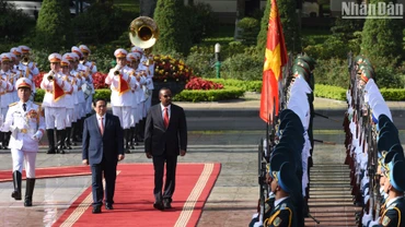 Thủ tướng Phạm Minh Chính và Thủ tướng Ethiopia Abiy Ahmed Ali duyệt Đội danh dự Quân đội nhân dân Việt Nam.