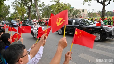 Đoàn xe chở Tổng Bí thư, Chủ tịch Trung Quốc Tập Cận Bình di chuyển trên các tuyến đường trong sự chào đón nồng nhiệt của nhân dân Thủ đô. Đoàn xe chở Tổng Bí thư, Chủ tịch Trung Quốc Tập Cận Bình di chuyển trên các tuyến đường trong sự chào đón nồng nhiệt của nhân dân Thủ đô.