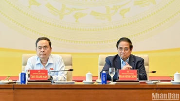 Bí thư Đảng ủy Chính phủ, Thủ tướng Chính phủ Phạm Minh Chính và Bí thư Đảng ủy Quốc hội, Chủ tịch Quốc hội Trần Thanh Mẫn chủ trì hội nghị.