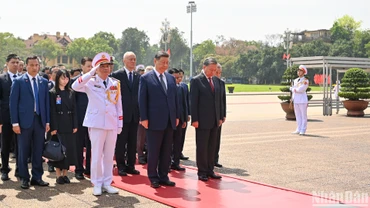 Tổng Bí thư Tô Lâm và Tổng Bí thư, Chủ tịch Trung Quốc Tập Cận Bình cùng các đại biểu thành kính tưởng nhớ Chủ tịch Hồ Chí Minh.