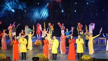 Tiết mục Khúc ca xuân (thể điệu Liễu thuận nương và Khốc hoàng thiên, Thạc sĩ Phạm Thái Bình soạn lời) do các nghệ sĩ trẻ trình bày.