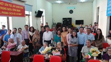 Các đại biểu, nghệ sĩ chụp ảnh lưu niệm với các nghệ sĩ được đến ngôi nhà mới tại Trung tâm Dưỡng lão Thị Nghè.
