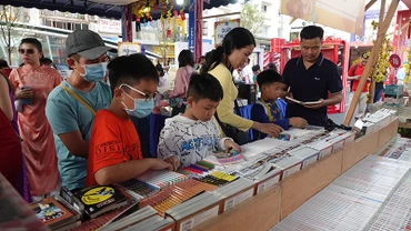 Độc giả tại Lễ hội Đường sách Tết Giáp Thìn 2024.