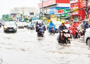 Mưa và triều cường thường xuyên gây ngập trên quốc lộ 13, phường 1, thành phố Thủ Đức.