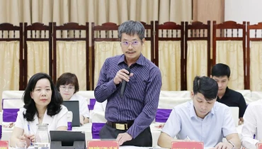 Lãnh đạo Ban Quản lý Thu-Sổ, thẻ trao đổi về tình hình thu bảo hiểm xã hội năm 2022. 