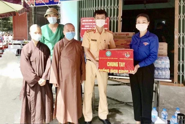 Ban Trị sự Giáo hội Phật giáo tỉnh và Tỉnh đoàn Tuyên Quang tặng quà chốt kiểm soát liên ngành phòng, chống dịch Covid-19 tại xã Hợp Thành, huyện Sơn Dương.