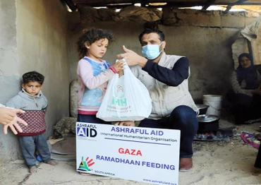 Người dân Palestine nhận viện trợ quốc tế. (Ảnh ASHRAFUL AID).