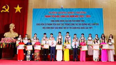 Đồng chí Bí thư Tỉnh ủy Đoàn Minh Huấn và đồng chí Chủ tịch Ủy ban nhân dân tỉnh Phạm Quang Ngọc trao Bằng khen của Ủy ban nhân dân tỉnh Ninh Bình cho các thầy, cô giáo có thành tích xuất sắc trong công tác bồi dưỡng học sinh giỏi và học sinh đoạt giải Nhất, Nhì trong Kỳ thi chọn học sinh giỏi quốc gia THPT năm học 2023-2024.