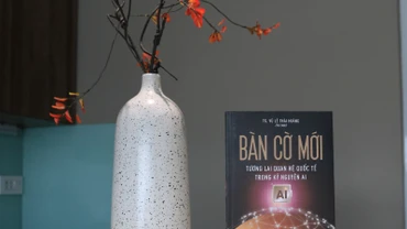 Cuốn sách "Bàn cờ mới: Tương lai quan hệ quốc tế trong kỷ nguyên AI" gồm 280 trang với 10 bài viết.
