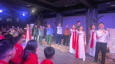Chương trình "Một thời hoa lửa" kết hợp các tiết mục văn nghệ và các hoạt cảnh hấp dẫn.
