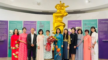 Bà Ishiba Yoshiko, Phu nhân Thủ tướng Nhật Bản Ishiba Shigeru chụp ảnh lưu cùng đại diện Hội Liên hiệp Phụ nữ Việt Nam và Bảo tàng Phụ nữ Việt Nam.