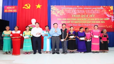 Đoàn công tác do Phó Chủ tịch Quốc hội Nguyễn Khắc Định dẫn đầu, cùng lãnh đạo Ủy ban nhân dân tỉnh Ninh Thuận đến thăm, tặng quà chúc Tết Nguyên Đán Giáp Thìn 2024 cho các hộ nghèo tại xã Công Hải, huyện Thuận Bắc, Ninh Thuận.