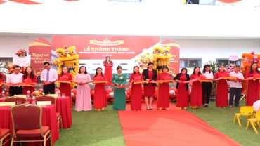 Nhà đầu tư và lãnh đạo Ủy ban nhân dân thành phố Phan Rang-Tháp Chàm, tỉnh Ninh Thuận cắt băng khánh thành tại buổi lễ.