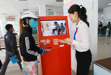 Bộ phận chăm sóc khách hàng ứng dụng công nghệ số giúp bệnh nhân cập nhật thông tin khi đến bệnh viện.