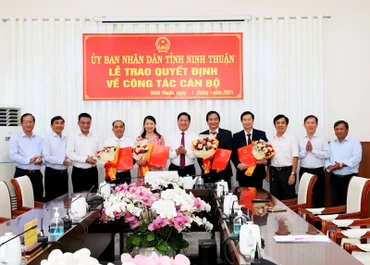 Lãnh đạo ủy ban nhân tỉnh cùng lãnh đạo Đài Phát thanh và Truyền hình tỉnh; Sở Y tế tặng hoa chúc mừng 4 cán bộ vừa được bổ nhiệm giữ các chức vụ chủ chốt của đơn vị, ngành mình.