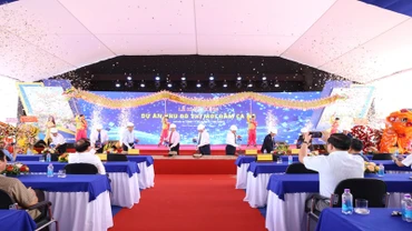 Lãnh đạo tỉnh Ninh Thuận cùng đại diện nhà đầu tư, nhà thầu thực hiện nghi thức lễ khởi công dự án.
