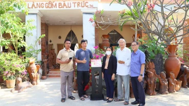 Lắp đặt hoàn thành trạm tương tác thông minh có công nghệ kết nối không dây tầm ngắn (NFC-Near-Field Communications) thuộc Dự án "Yêu lắm Việt Nam" của Báo Nhân Dân tại Hợp tác xã gốm Bàu Trúc, thị trấn Phước Dân, huyện Ninh Phước (Ninh Thuận).