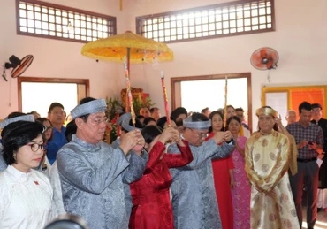 Tại Đền thờ Hùng Vương lãnh đạo tỉnh Bà Rịa-Vũng Tàu, thành phố Vũng Tàu trang trọng thực hiện nghi thức dâng hương tưởng nhớ các Vua Hùng.