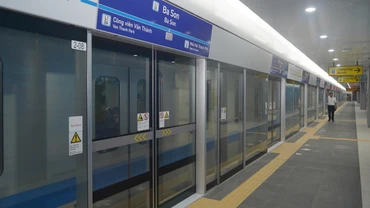 Trong ngày đầu đi vào hoạt động, tuyến metro số 1 Thành phố Hồ Chí Minh (Bến Thành-Suối Tiên) đón 150.000 lượt hành khách.