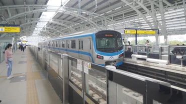 Người dân trải nghiệm tuyến Metro số 1 vận hành chính thức .