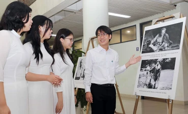Học sinh Đặng Đình Trường (ngoài cùng bên phải) chia sẻ với các bạn về cách học môn Lịch sử hiệu quả.