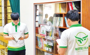 Công nhân lao động sử dụng phòng đọc sách tại điểm sinh hoạt văn hóa công nhân ở Công ty Cổ phần Nicotex, quận Long Biên. (Ảnh ĐỖ PHƯỢNG)