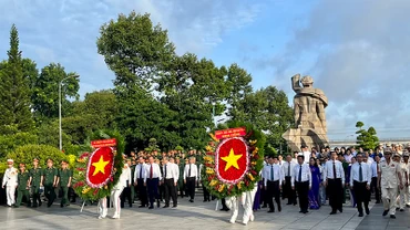 Đoàn đại biểu Thành phố Hồ Chí Minh dâng hương, dâng hoa tại Nghĩa trang liệt sĩ thành phố.