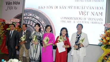 Ông Phạm Hoàng Thịnh (bìa trái), Trưởng Văn phòng đại diện Liên Hiệp các Hội UNESCO Việt Nam tại Thành phố Hồ Chí Minh trao quyết định và chúc mừng Ban Giám đốc Trung tâm.