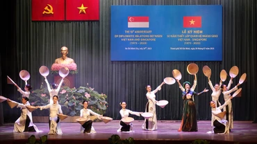 Một tiết mục nghệ thuật trong buổi lễ kỷ niệm.