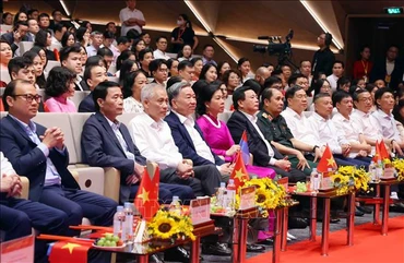Tổng Bí thư Tô Lâm và các đại biểu tham dự Chương trình nghệ thuật "Đảng trong mùa Xuân đại thắng”. (Ảnh: Phạm Kiên/TTXVN)